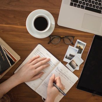 Foto de persona escribiendo en una libreta